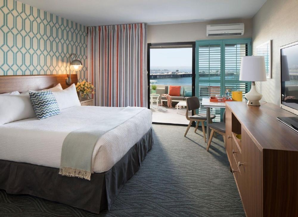 Ocean View Poolside - King ADA interior